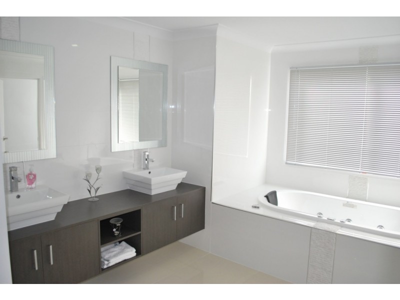 2 Lakeside Ct, Windaroo QLD 4207