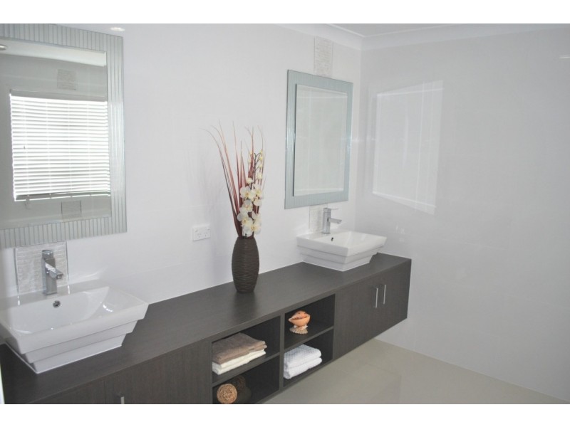 2 Lakeside Ct, Windaroo QLD 4207