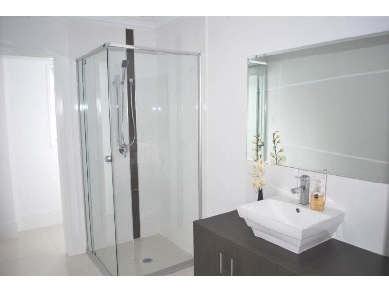 2 Lakeside Ct, Windaroo QLD 4207