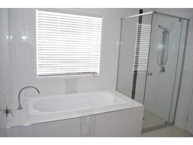 2 Lakeside Ct, Windaroo QLD 4207