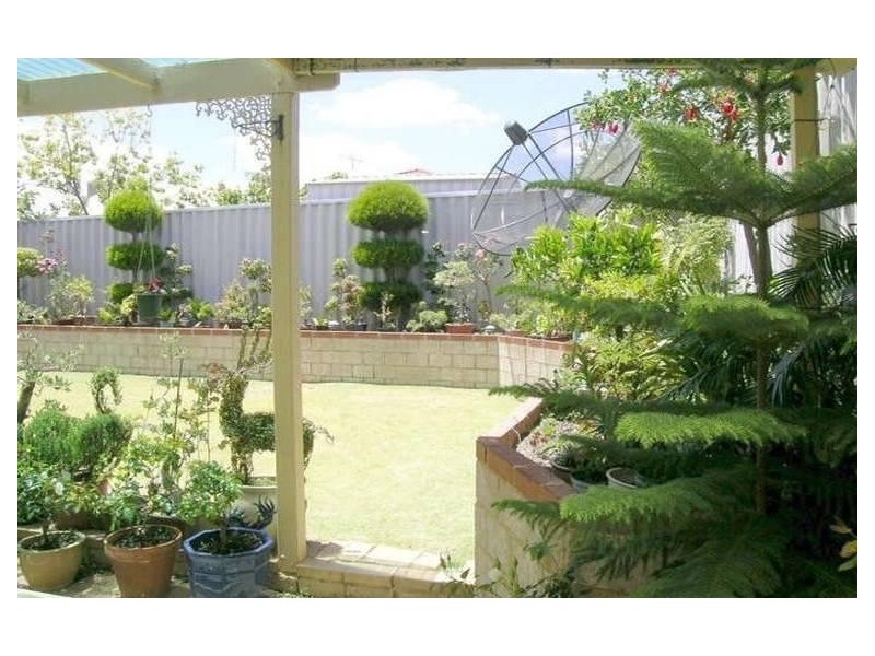 6 Monash Circle, Marangaroo WA 6064