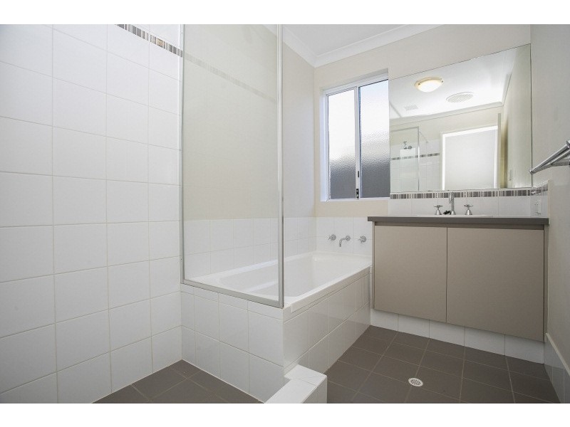 18 Summerville Boulevard, Caversham WA 6055