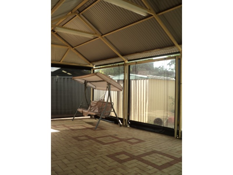 6 Monash Circle, Marangaroo WA 6064
