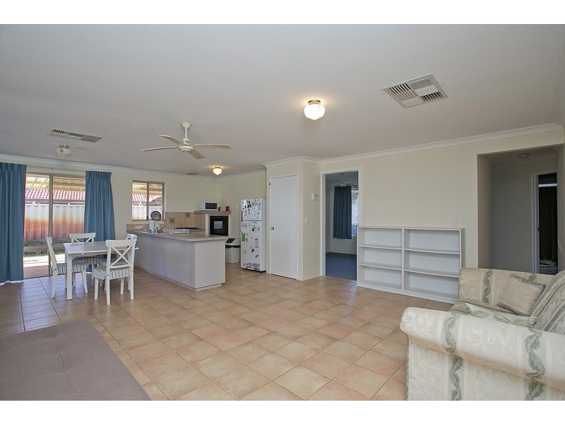 18 Pyrenees Court, Caversham WA 6055