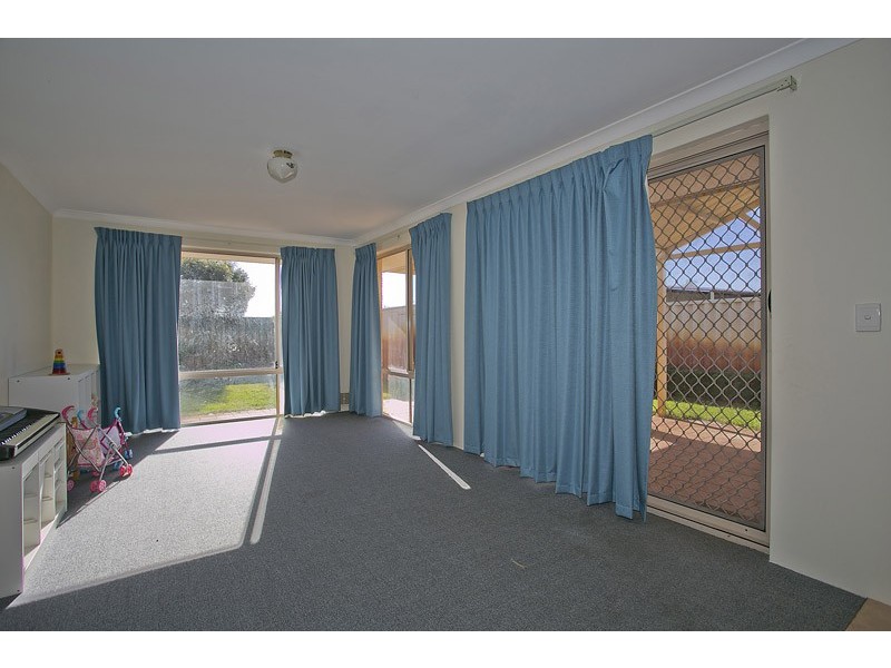 18 Pyrenees Court, Caversham WA 6055