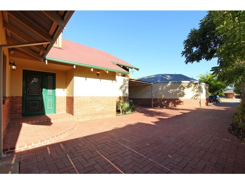 8B Holmesdale Road, Woodbridge WA 6056