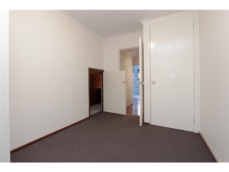 8B Holmesdale Road, Woodbridge WA 6056