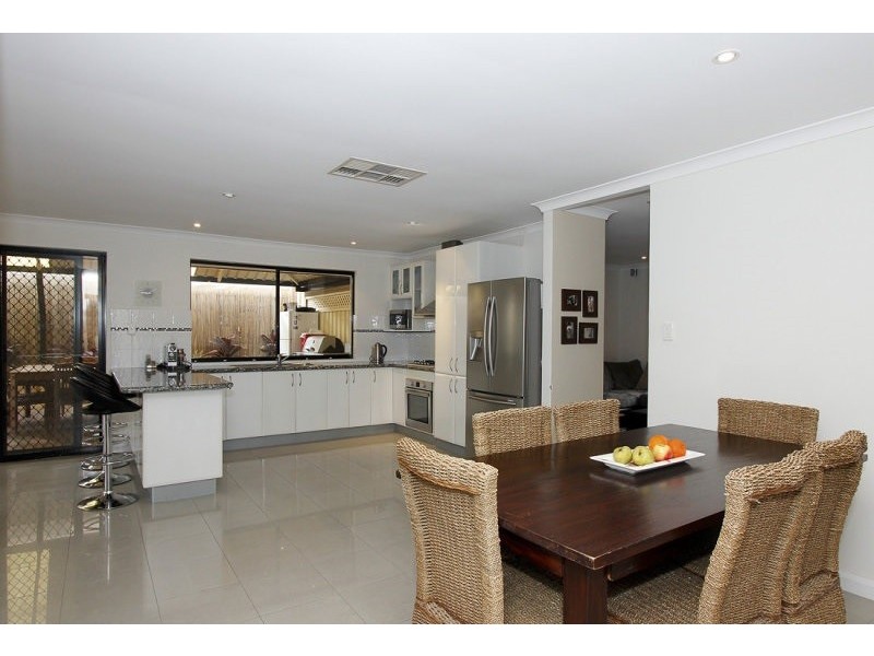 44 Ullinger, Marangaroo WA 6064