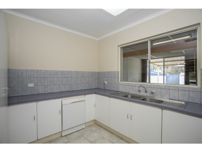 15 Pembury Road, Thornlie WA 6108