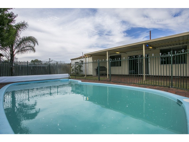 15 Pembury Road, Thornlie WA 6108