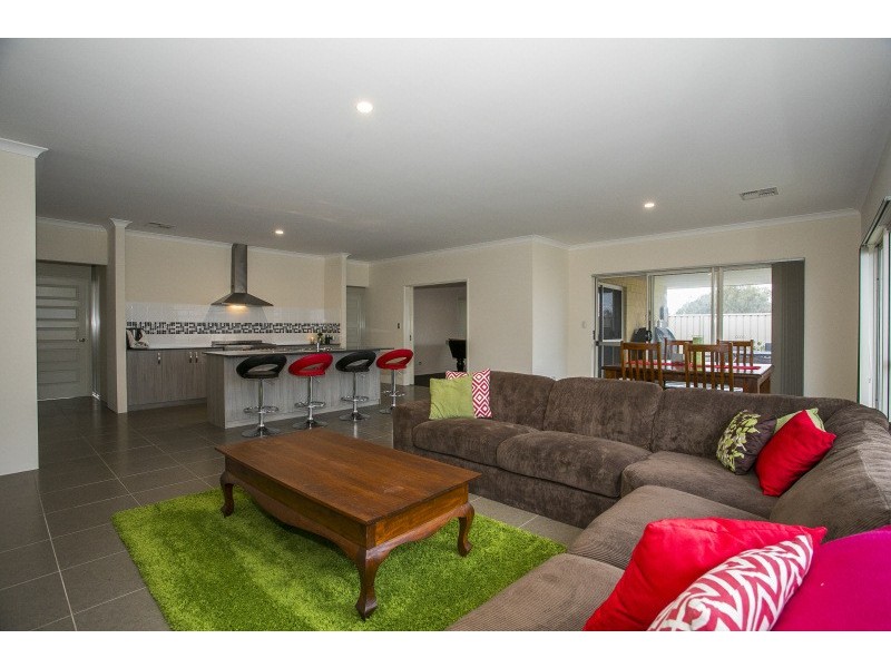 6 Cob Road, Caversham WA 6055