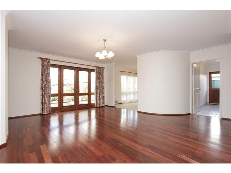 8B Holmesdale Road, Woodbridge WA 6056