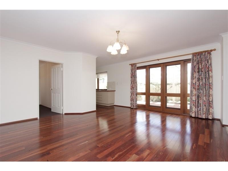 8B Holmesdale Road, Woodbridge WA 6056