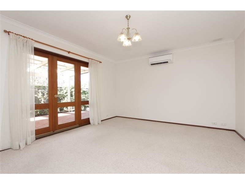 8B Holmesdale Road, Woodbridge WA 6056