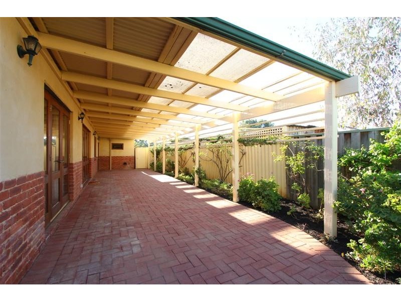 8B Holmesdale Road, Woodbridge WA 6056