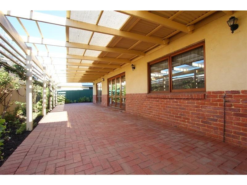 8B Holmesdale Road, Woodbridge WA 6056