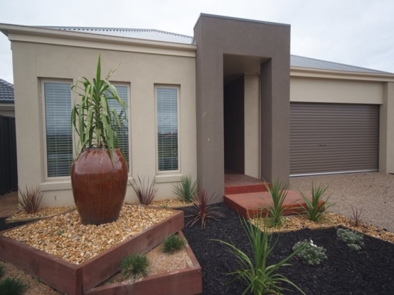 34 Everly Circuit, Pakenham VIC 3810