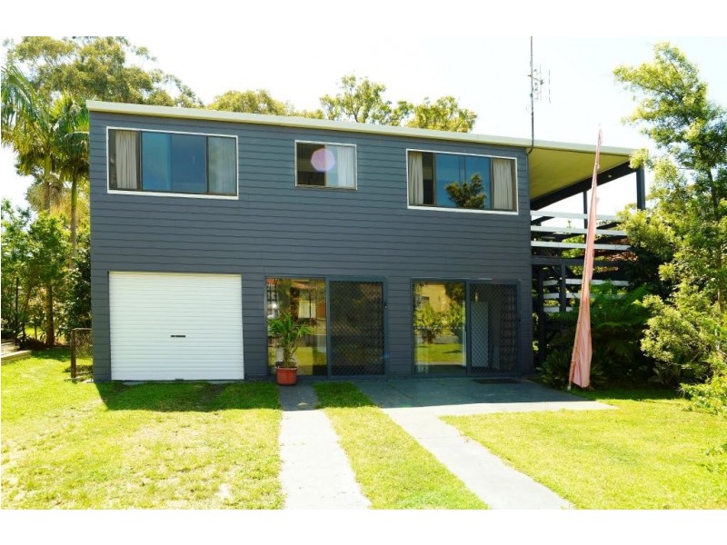 4 Seventeenth Ave, Stuarts Point NSW 2441