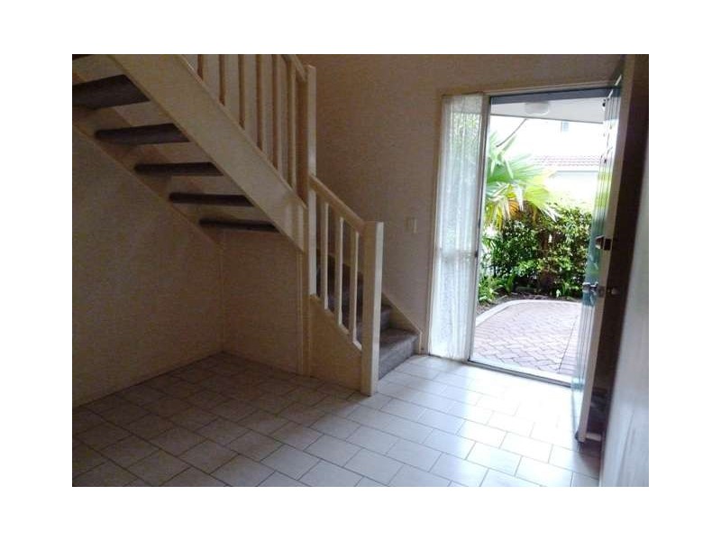 2/6 Harley, Labrador QLD 4215