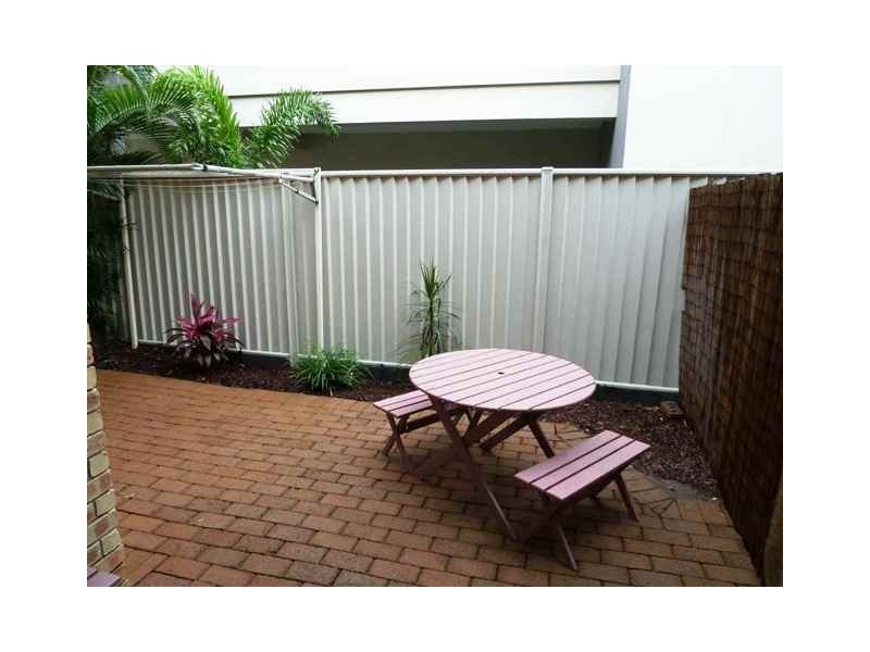 2/6 Harley, Labrador QLD 4215