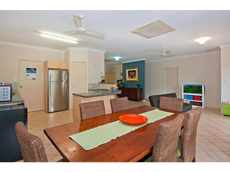 8 Amos Close, Redlynch QLD 4870