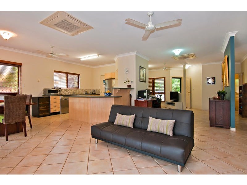 8 Amos Close, Redlynch QLD 4870