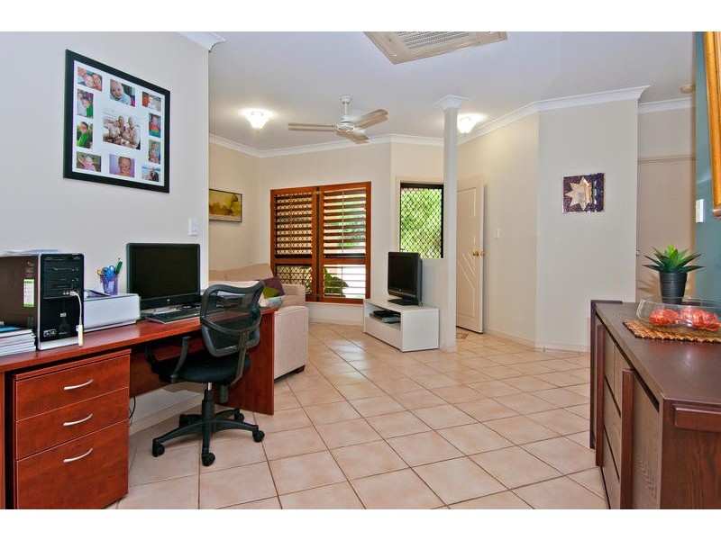 8 Amos Close, Redlynch QLD 4870