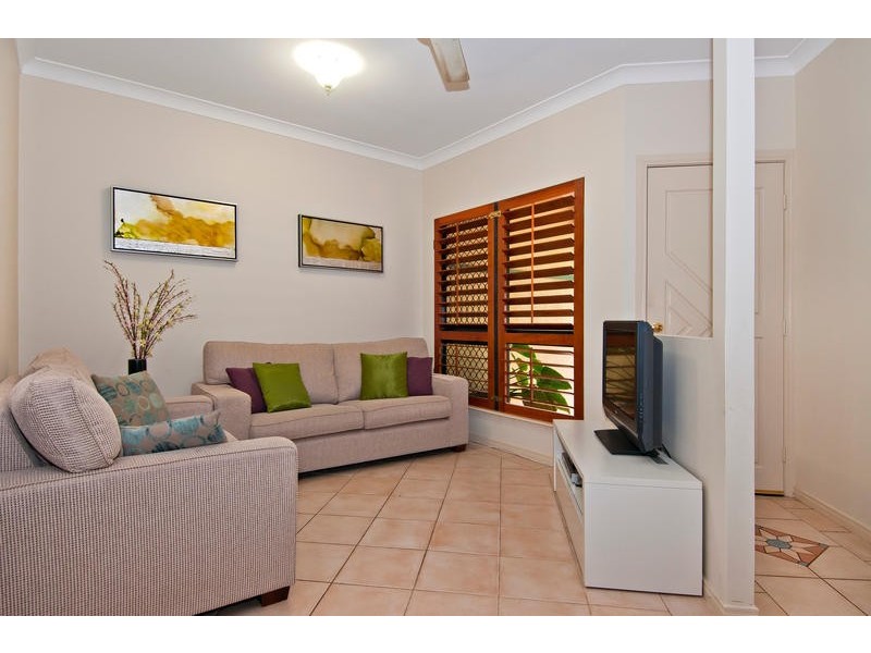 8 Amos Close, Redlynch QLD 4870