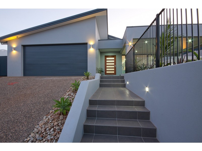 2 Springbrook Avenue, Redlynch QLD 4870