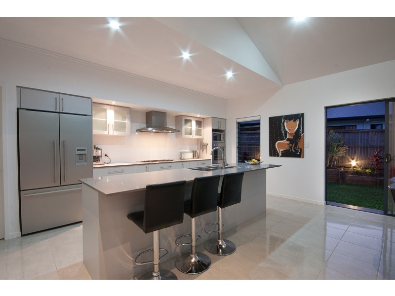 2 Springbrook Avenue, Redlynch QLD 4870