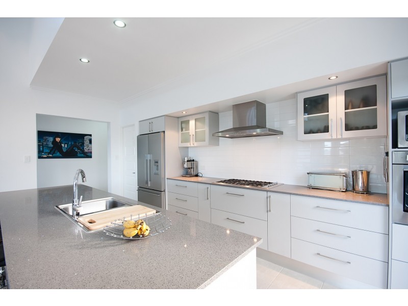 2 Springbrook Avenue, Redlynch QLD 4870