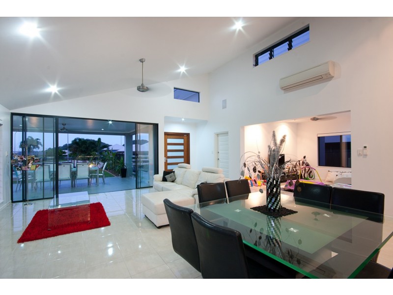 2 Springbrook Avenue, Redlynch QLD 4870