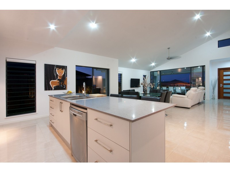 2 Springbrook Avenue, Redlynch QLD 4870