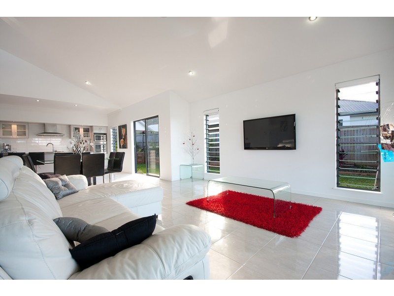 2 Springbrook Avenue, Redlynch QLD 4870