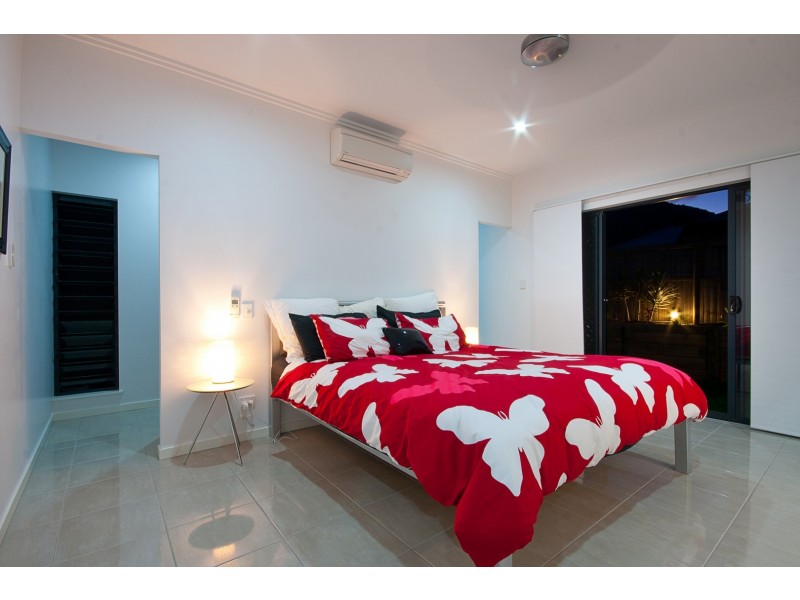 2 Springbrook Avenue, Redlynch QLD 4870