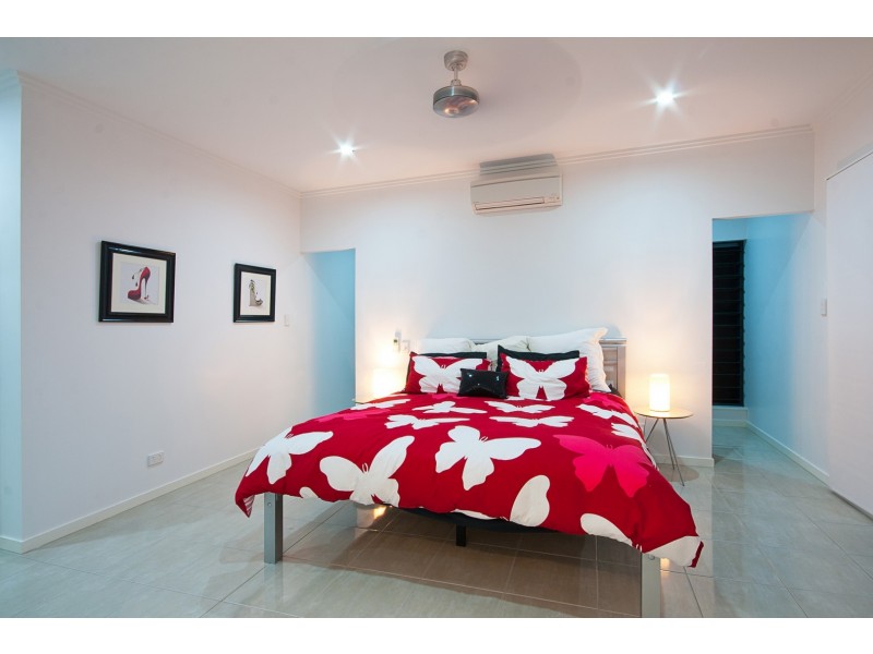 2 Springbrook Avenue, Redlynch QLD 4870