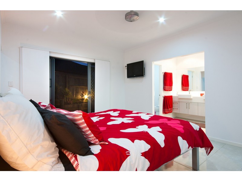 2 Springbrook Avenue, Redlynch QLD 4870