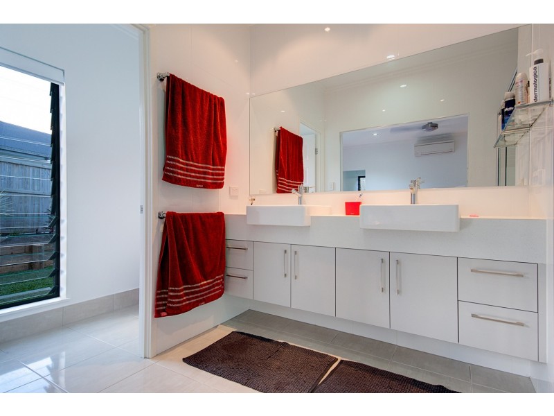 2 Springbrook Avenue, Redlynch QLD 4870