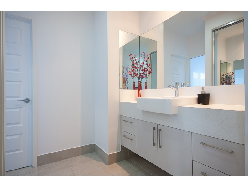 2 Springbrook Avenue, Redlynch QLD 4870