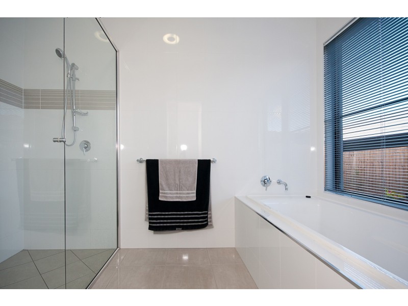 2 Springbrook Avenue, Redlynch QLD 4870