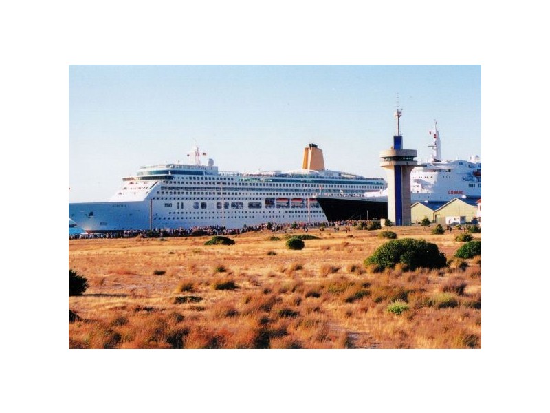 4/4 Gulf Point Drive, North Haven SA 5018