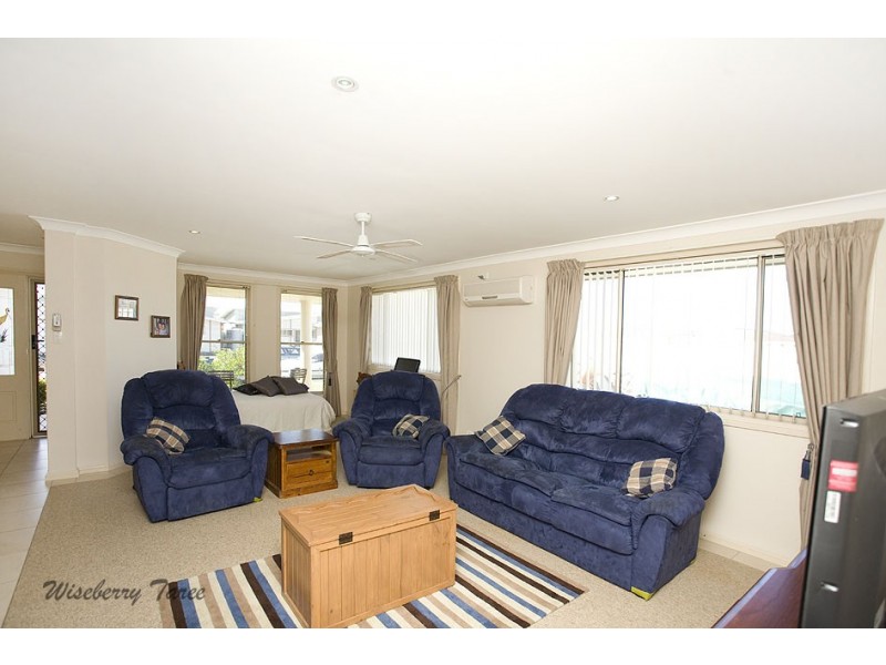 4 Flagtail Avenue, Old Bar NSW 2430