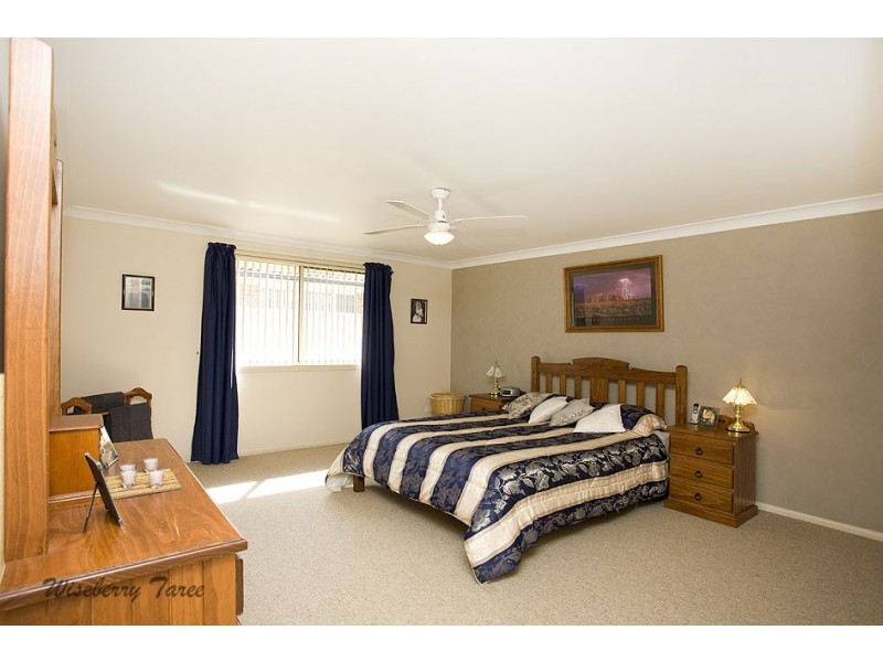 4 Flagtail Avenue, Old Bar NSW 2430