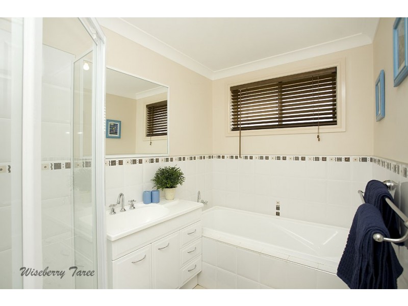 4 Flagtail Avenue, Old Bar NSW 2430