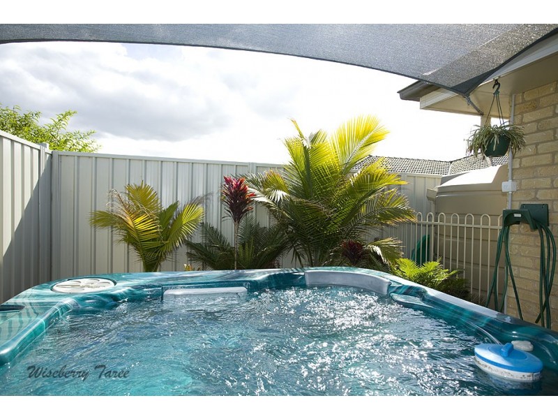 4 Flagtail Avenue, Old Bar NSW 2430