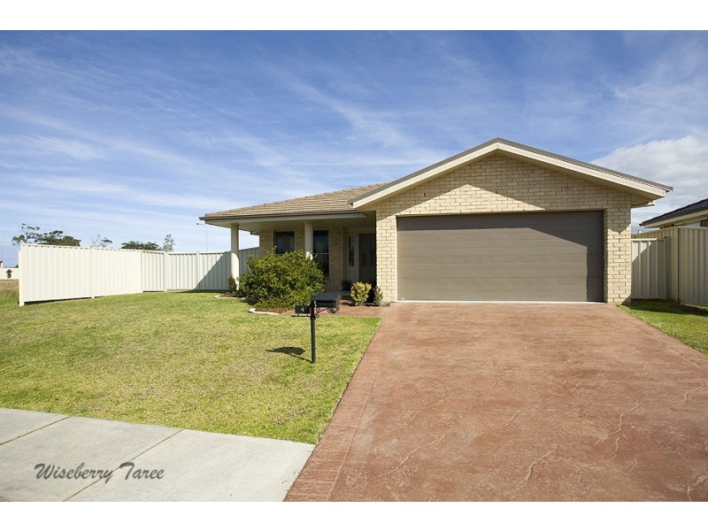 4 Flagtail Avenue, Old Bar NSW 2430