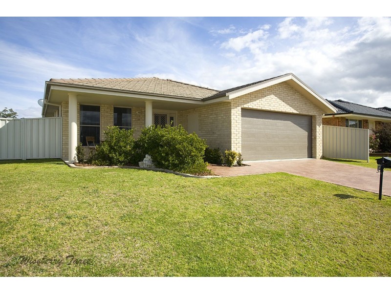 4 Flagtail Avenue, Old Bar NSW 2430