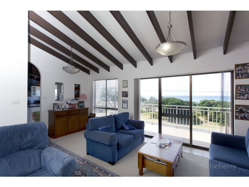 35 Pacific Parade, Old Bar NSW 2430