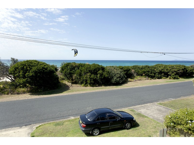 35 Pacific Parade, Old Bar NSW 2430