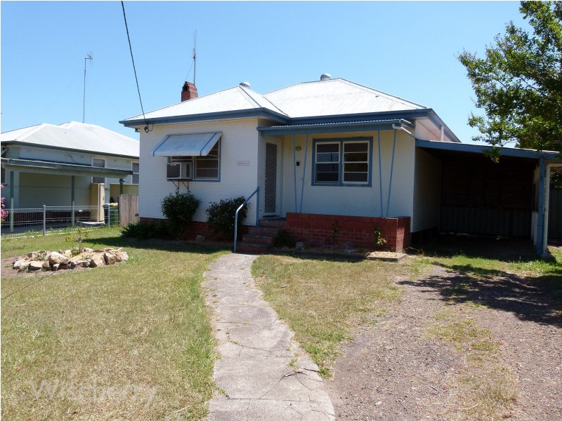8 Latham Avenue, Taree NSW 2430
